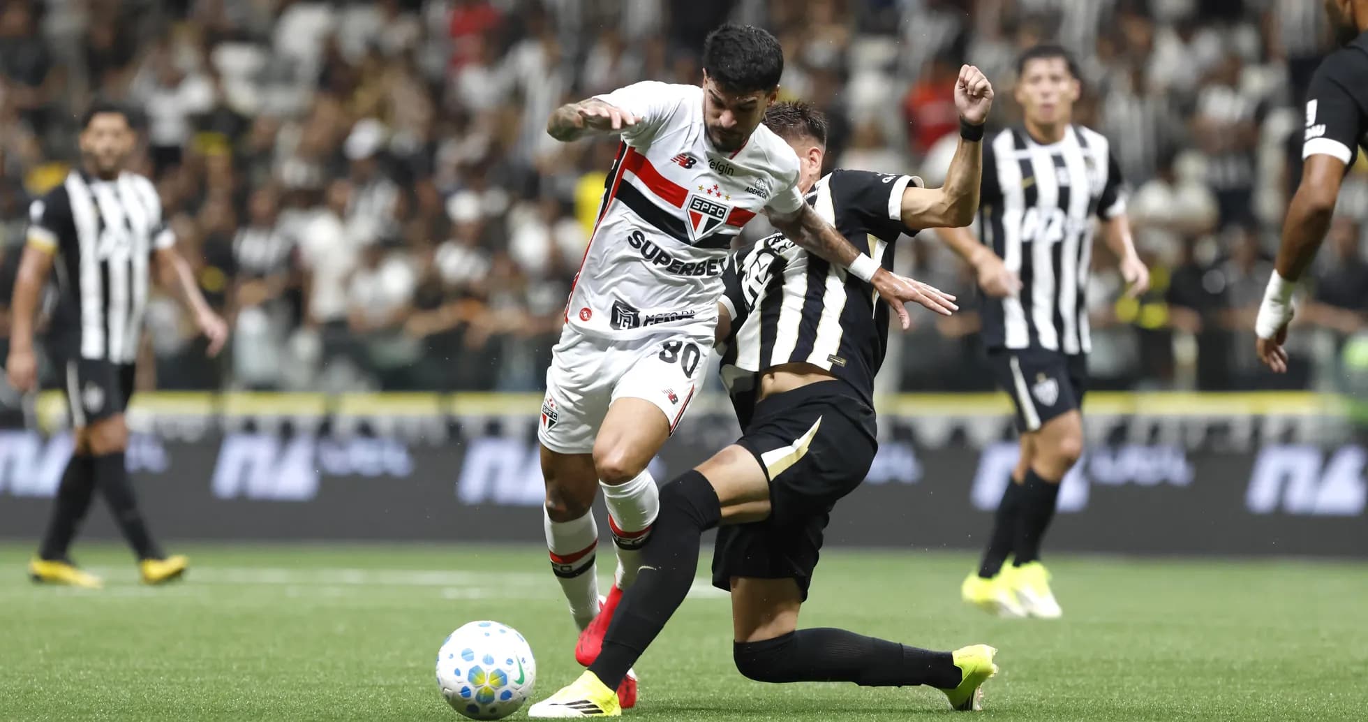 Jugadores de Sao Paulo y Atletico-MG en acción