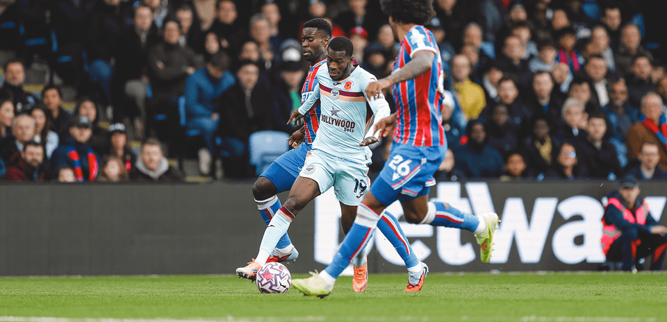 Jugadores de Brentford y Crystal Palace en acción