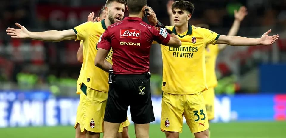 Jugadores de AC Milan discutiendo con el árbitro
