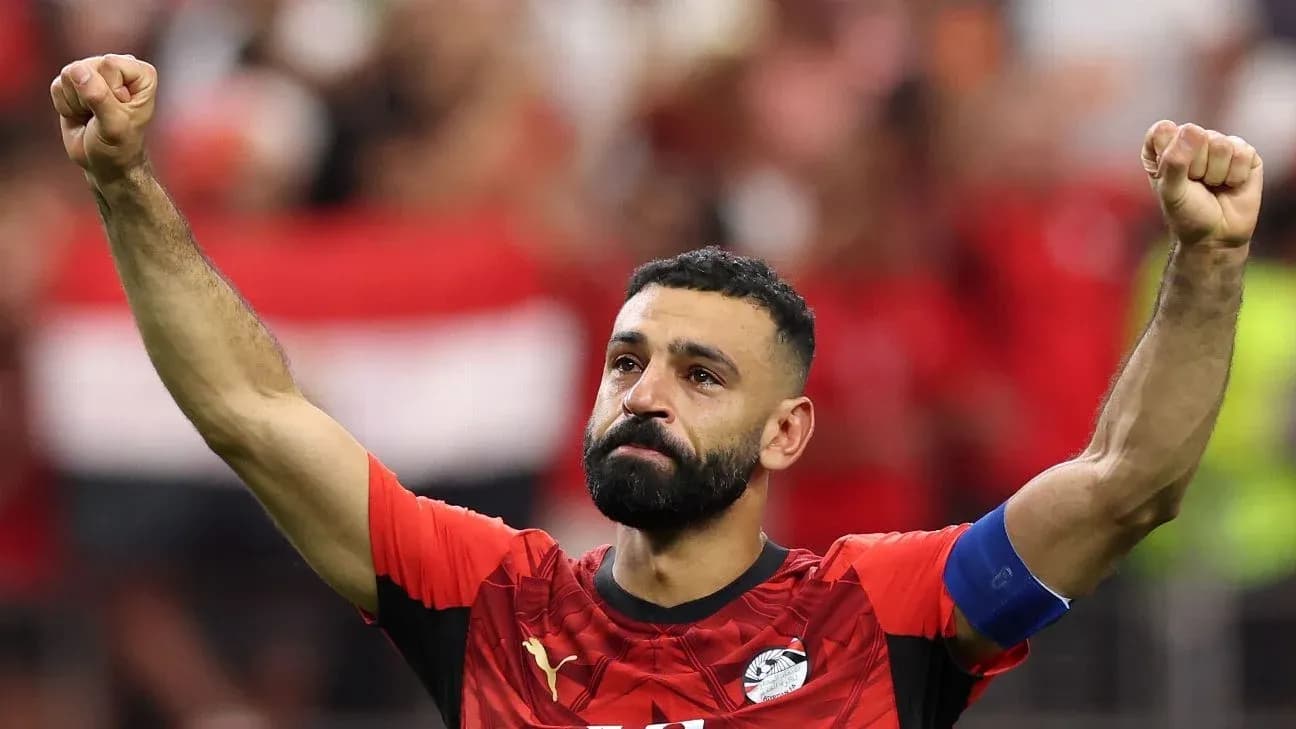 Jugador egipcio celebrando con el puño en alto