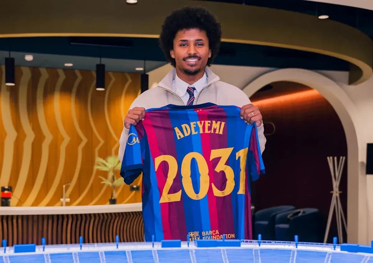 Jugador sostiene camiseta del FC Barcelona con nombre