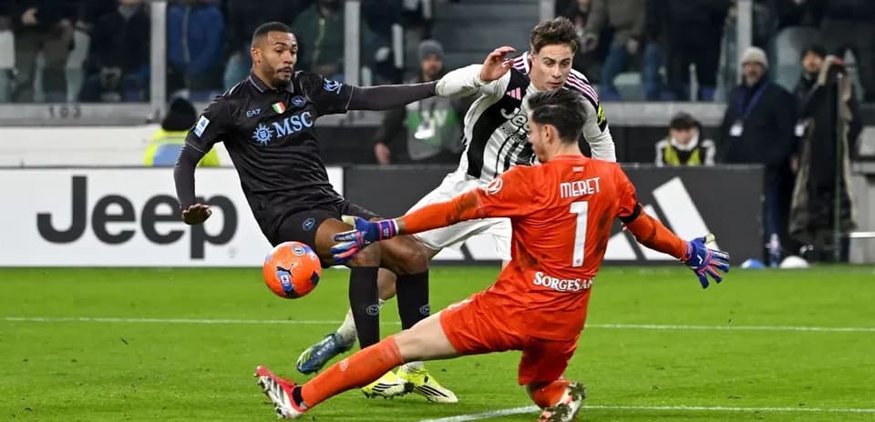 Jugador de Napoli disparando a puerta contra Juventus