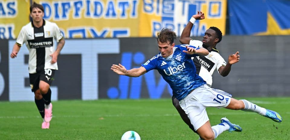 Jugador de Como siendo derribado por oponente