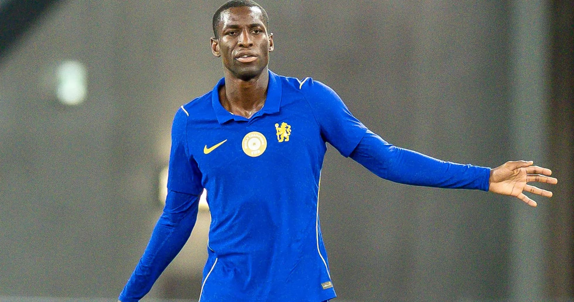 Jugador con camiseta azul de Chelsea en el campo