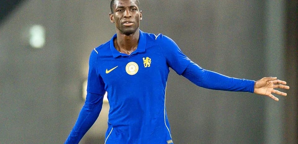 Jugador con camiseta azul de Chelsea en el campo