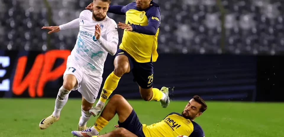 Jugador evadiendo a dos oponentes en el campo
