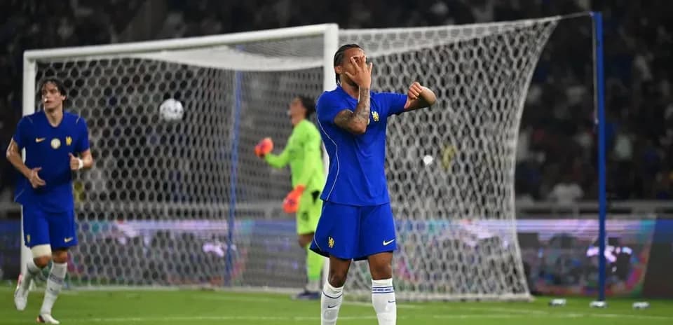 Jugador de fútbol lamentándose tras una jugada fallida