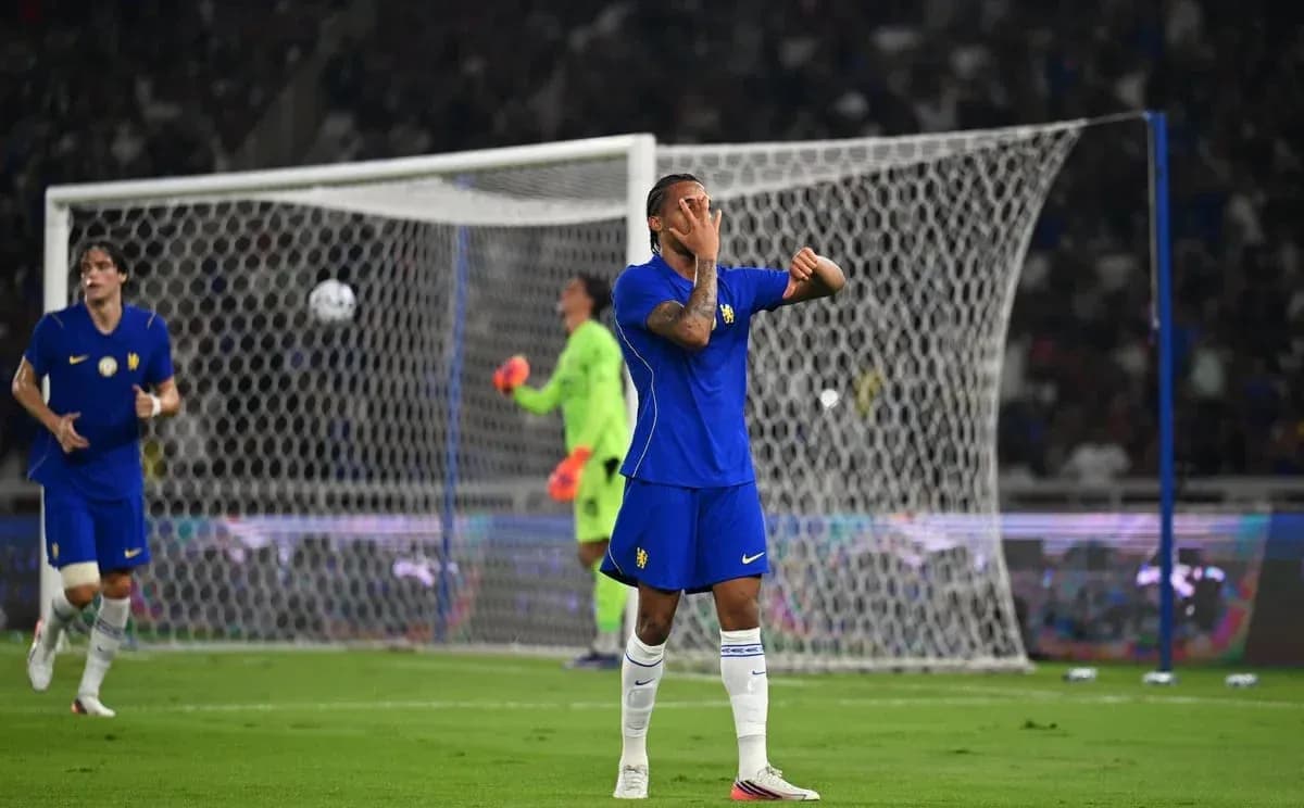 Jugador de fútbol lamentándose tras una jugada fallida
