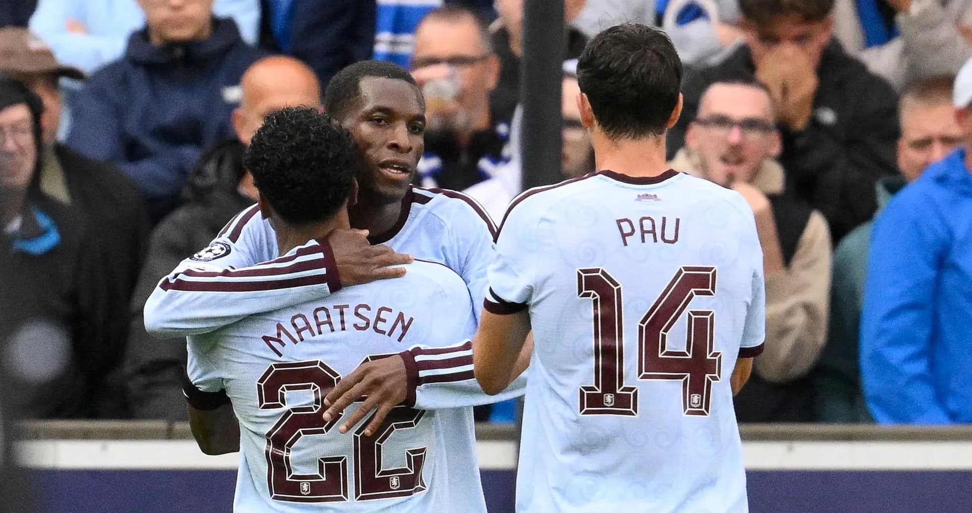 Jugadores celebrando un gol en el partido