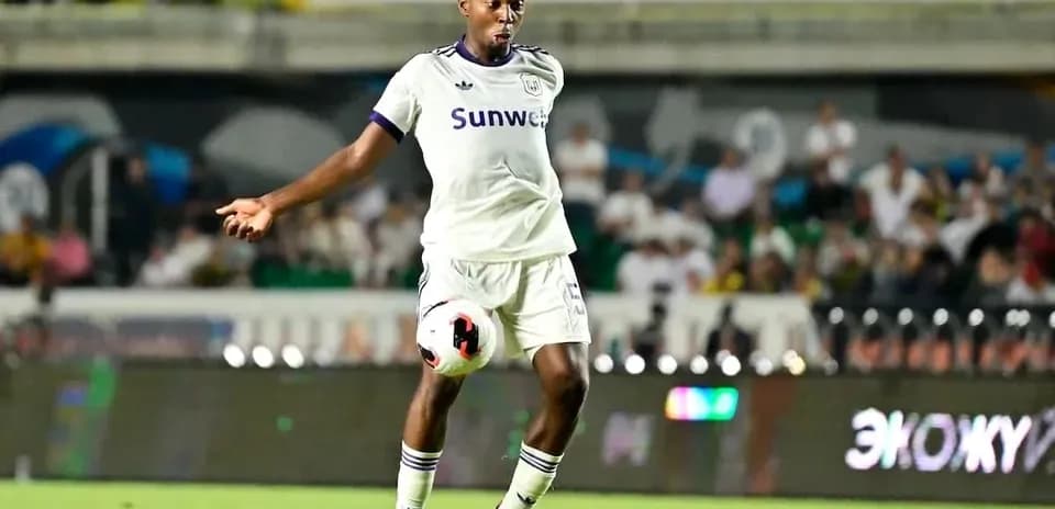 Jugador de Anderlecht controlando el balón en el campo
