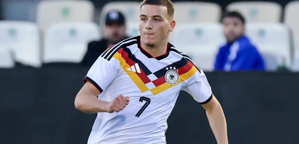 Jugador de Alemania corriendo durante un partido