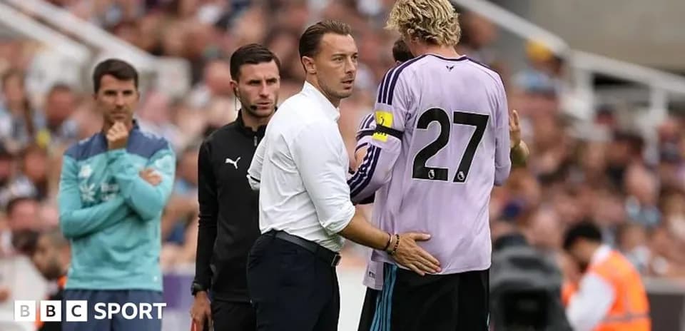 Entrenador hablando con portero durante el partido