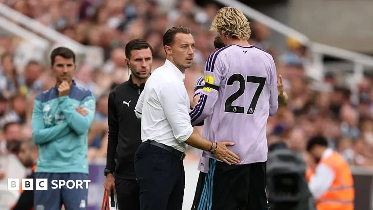 Entrenador hablando con portero durante el partido