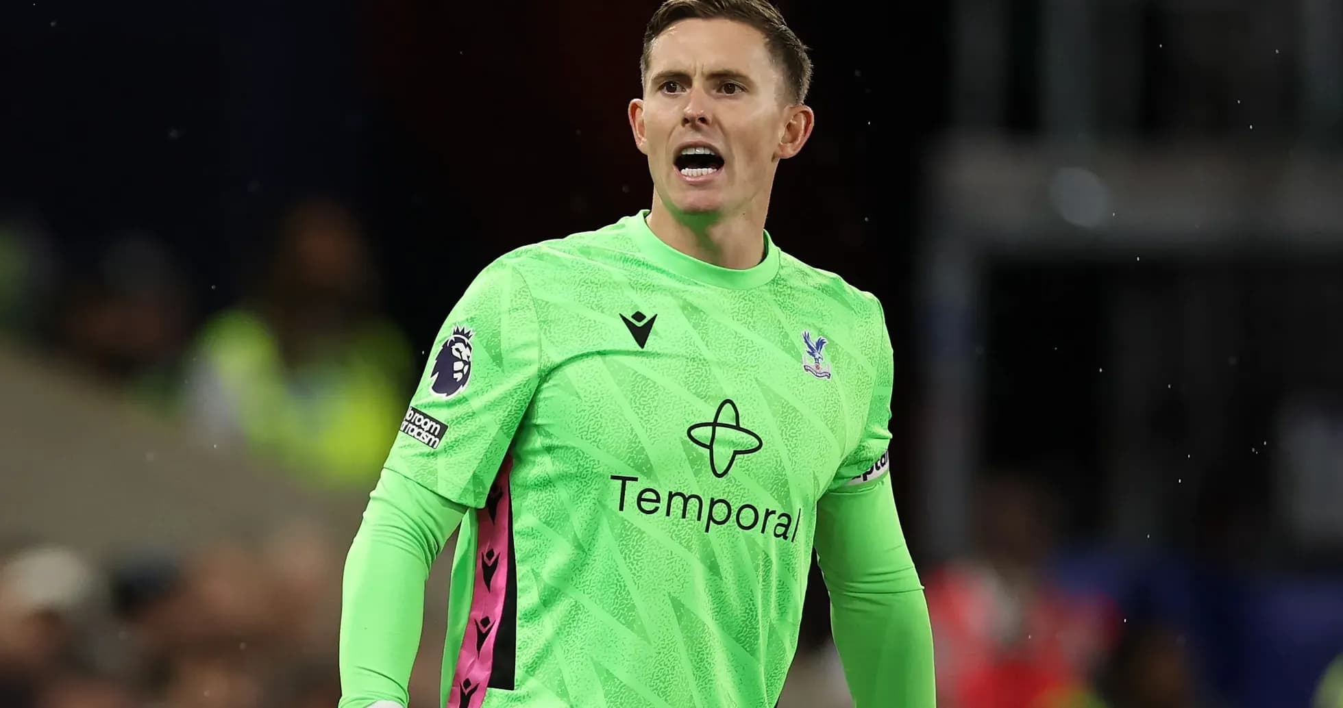 Portero de Crystal Palace en acción durante el partido
