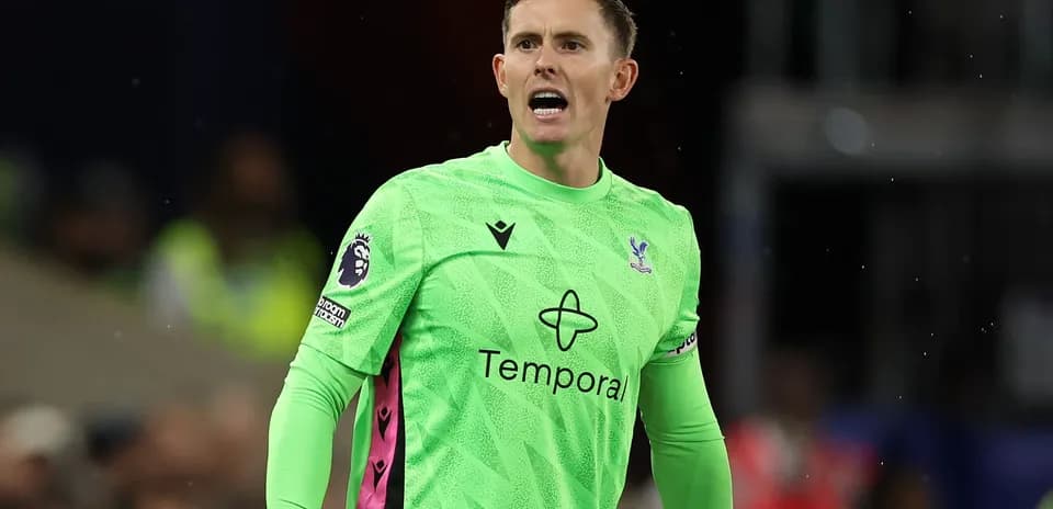 Portero de Crystal Palace en acción durante el partido