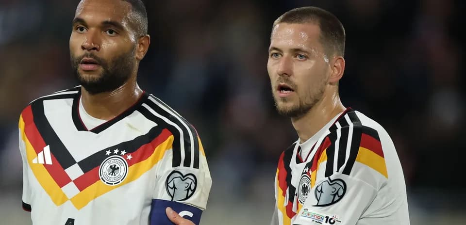Dos jugadores de Alemania en el campo durante un partido