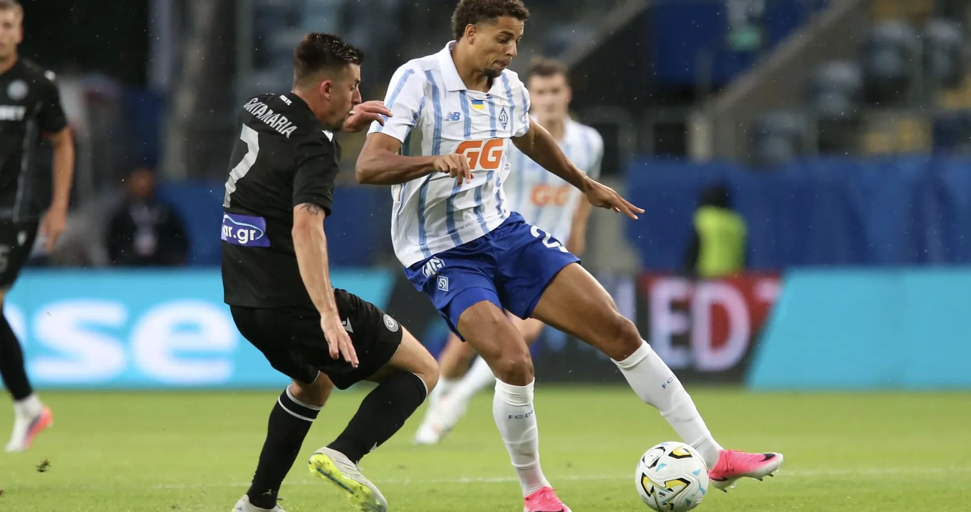 Jugador de Dynamo Kyiv controlando el balón