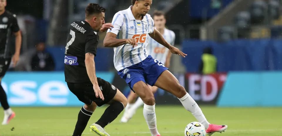 Jugador de Dynamo Kyiv controlando el balón