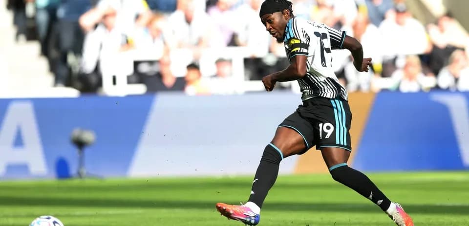 Jugador de Newcastle United disparando al balón en el campo