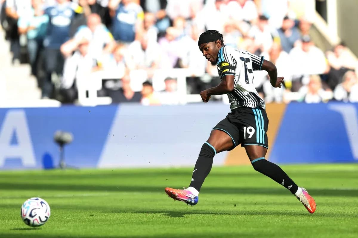 Jugador de Newcastle United disparando al balón en el campo