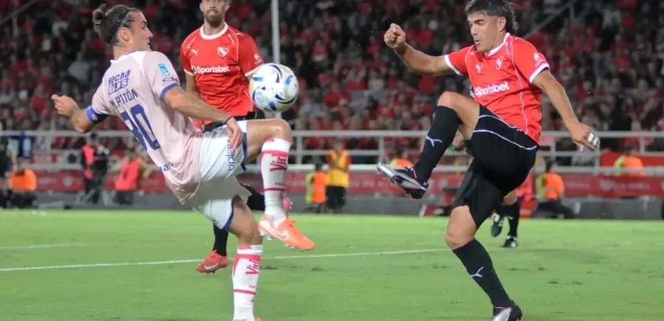 Jugadores disputando el balón en el partido