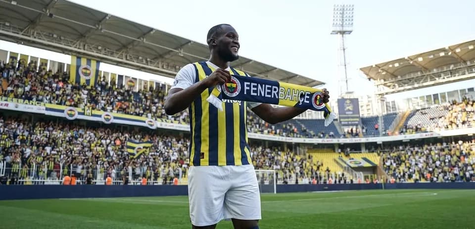 Jugador de Fenerbahçe mostrando una bufanda