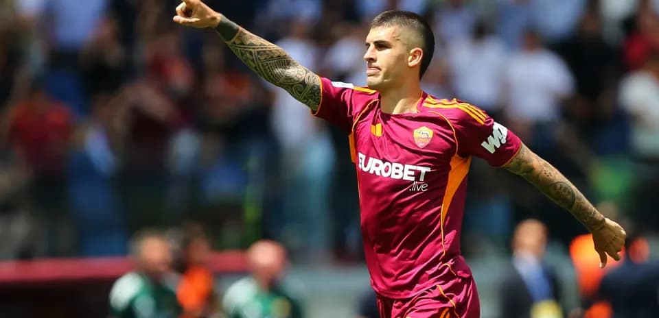 Jugador de AS Roma celebra un gol