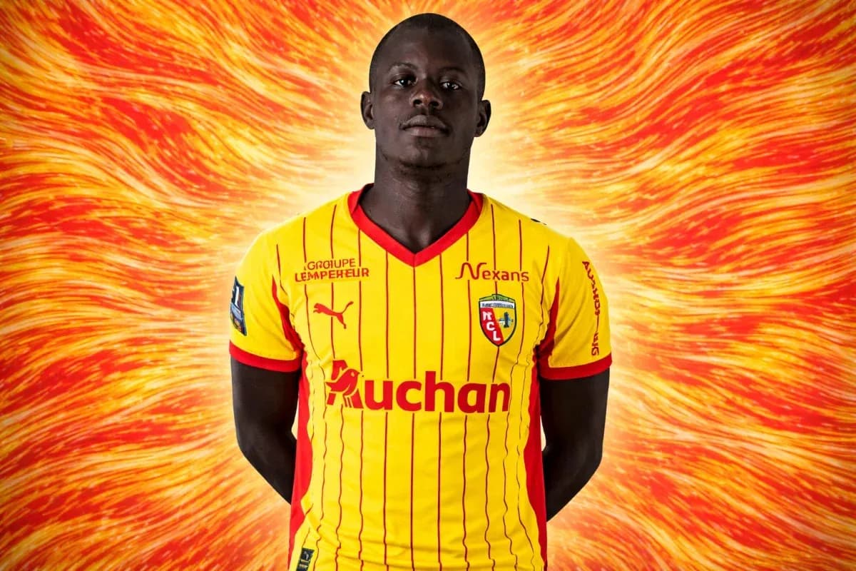 Jugador posando con camiseta amarilla y roja