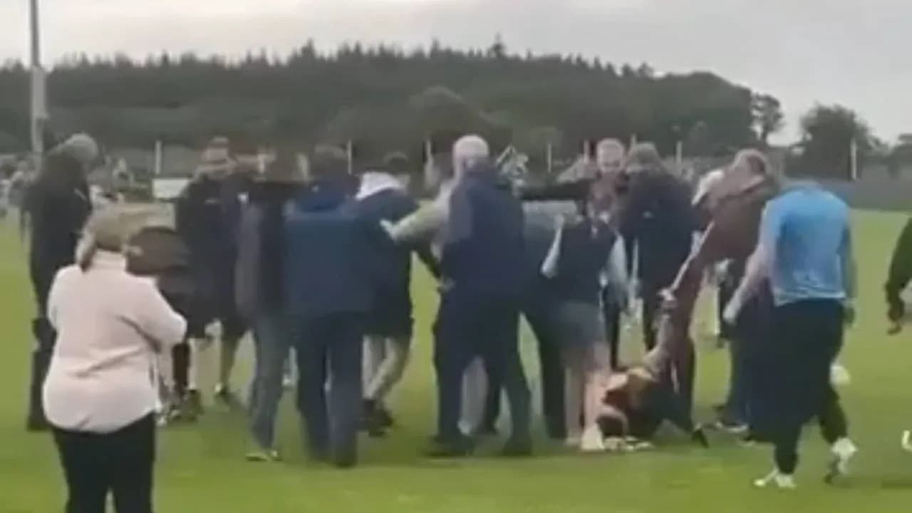 Grupo de personas en el campo de fútbol