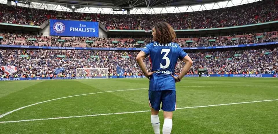 Cucurella caminando en el campo de Wembley