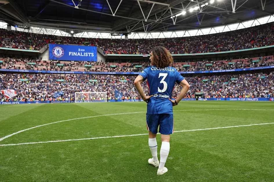 Cucurella caminando en el campo de Wembley