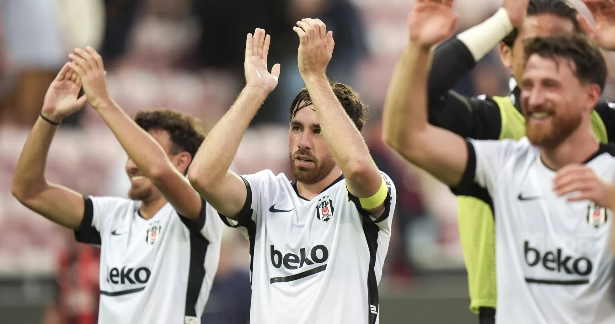 Jugadores de Beşiktaş aplaudiendo a la afición