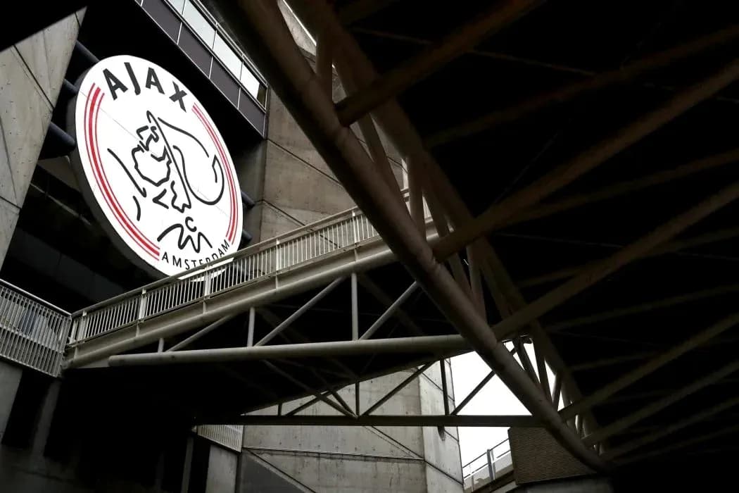 Logo de Ajax Amsterdam en el estadio