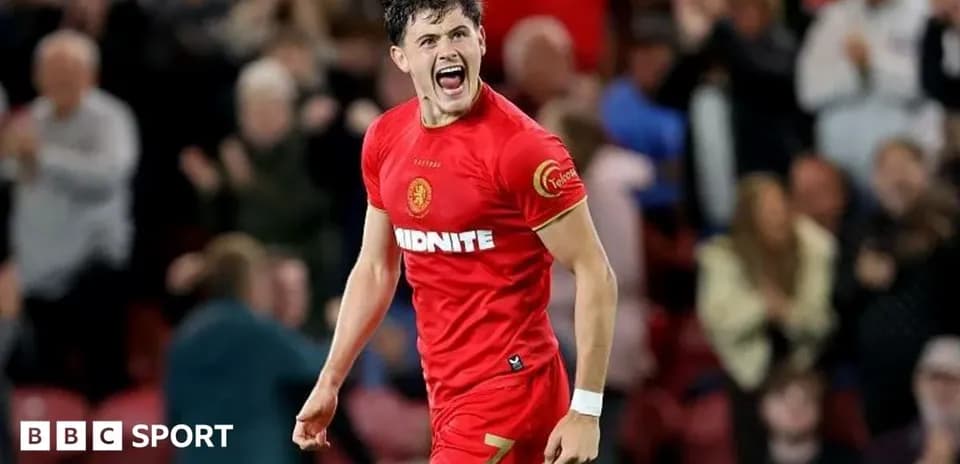 Jugador celebrando en campo con camiseta roja