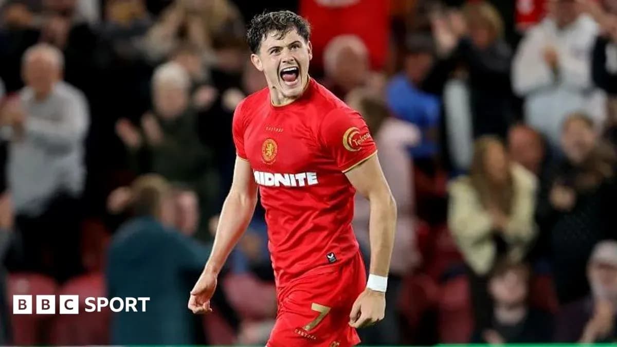 Jugador celebrando en campo con camiseta roja