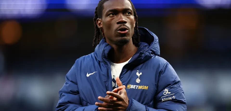 Jugador de Tottenham con chaqueta en el campo