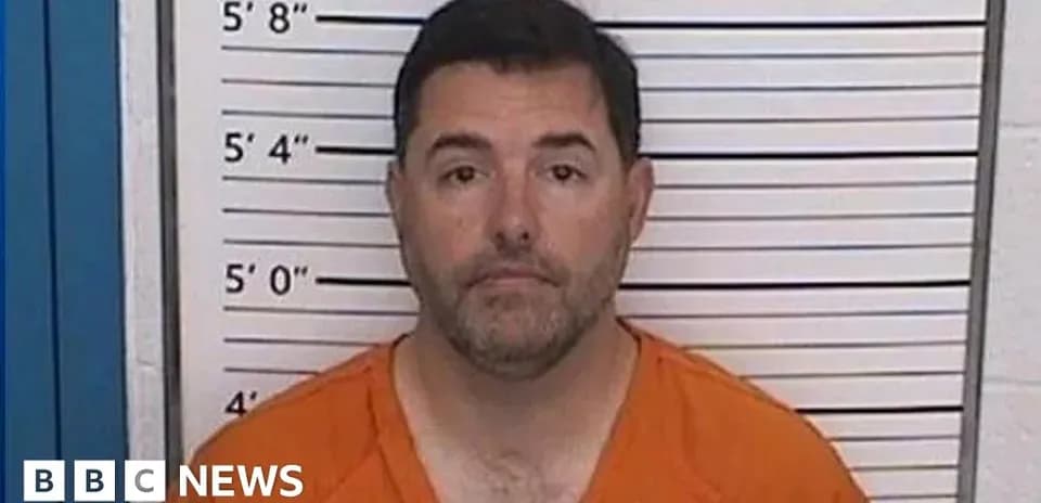 Hombre en un fondo de ficha policial