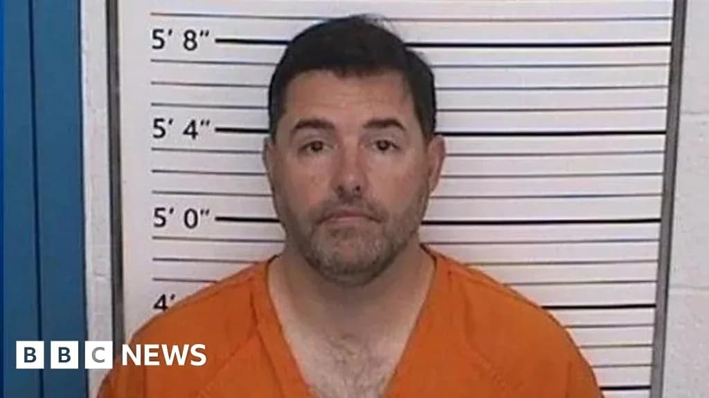 Hombre en un fondo de ficha policial