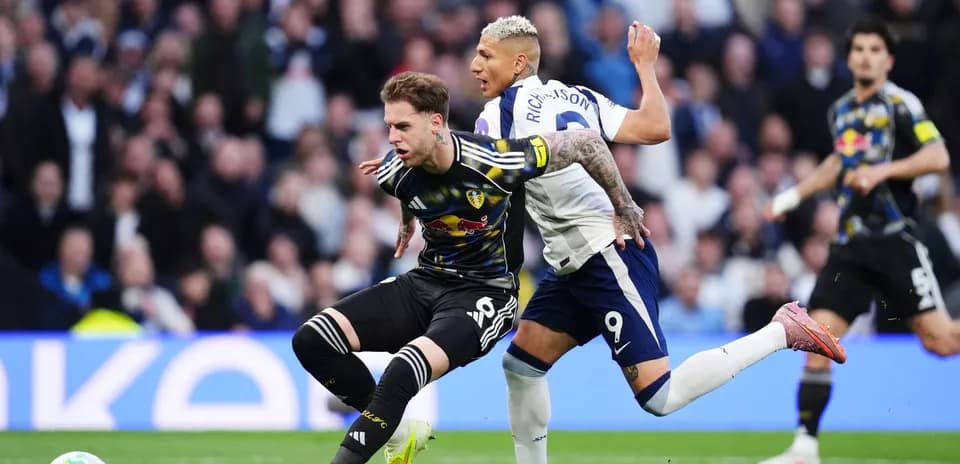 Jugador de Leeds compitiendo contra jugador de Tottenham