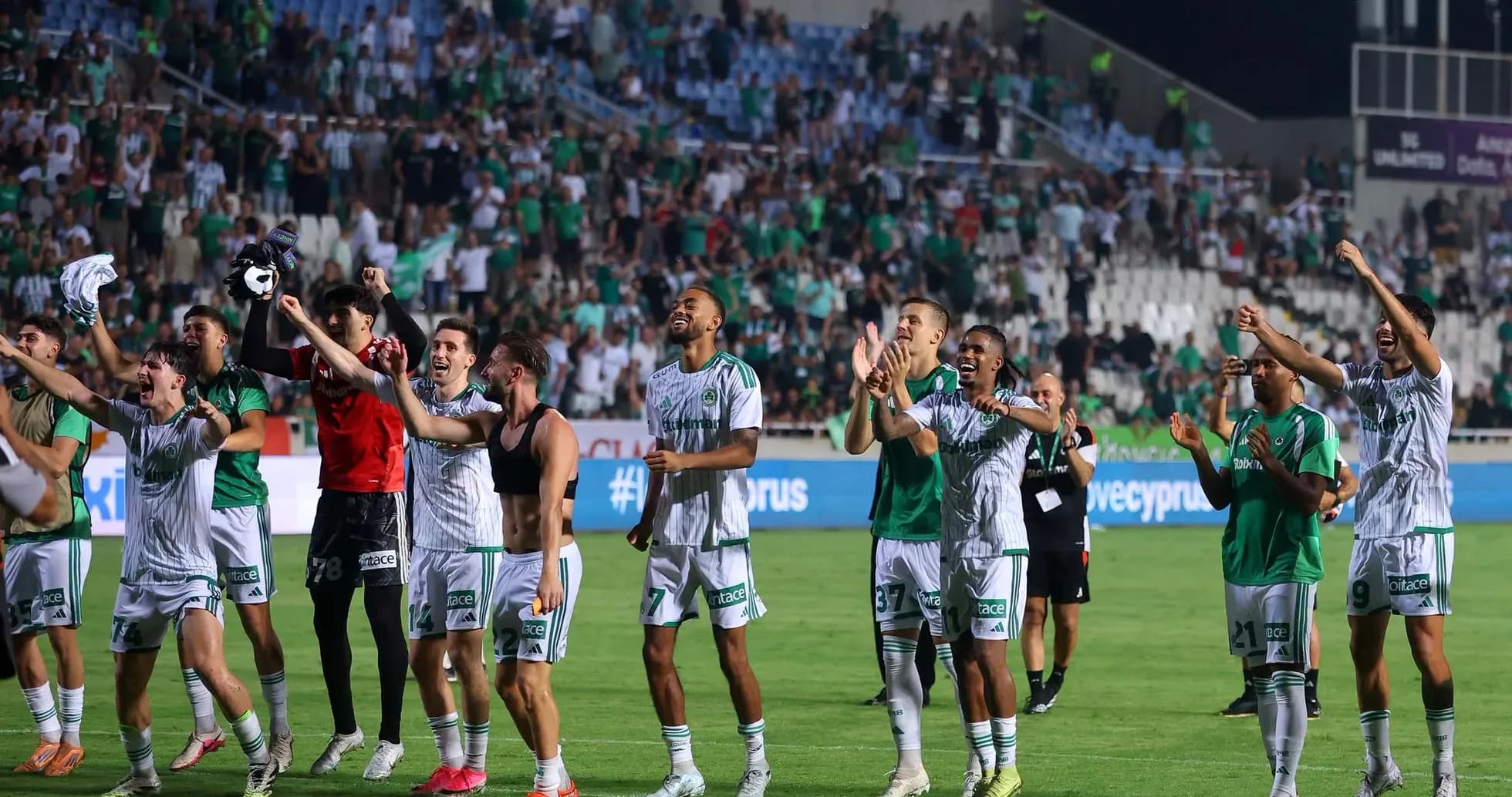 Jugadores de Omonia Nicosia celebrando con aficionados