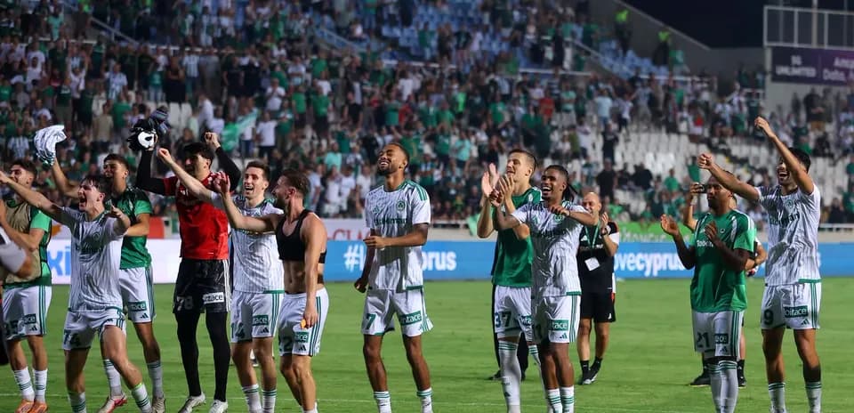 Jugadores de Omonia Nicosia celebrando con aficionados