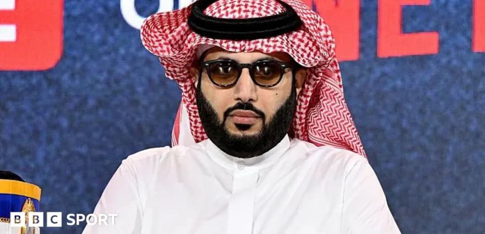 Persona con gafas y keffiyeh en conferencia de prensa