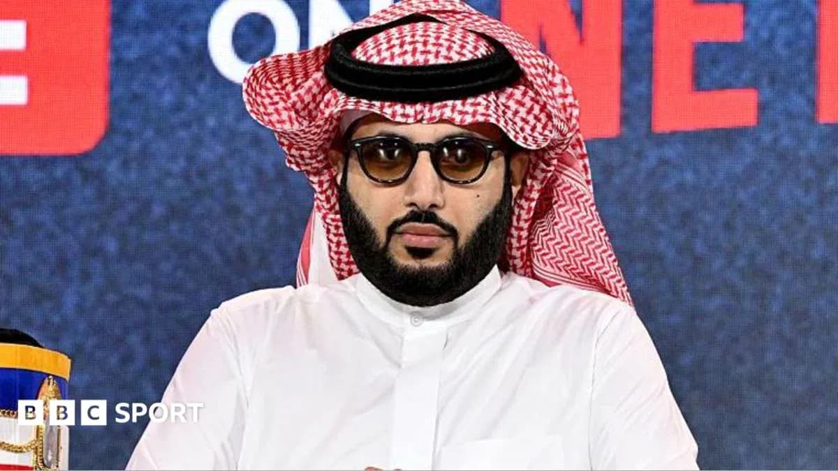 Persona con gafas y keffiyeh en conferencia de prensa