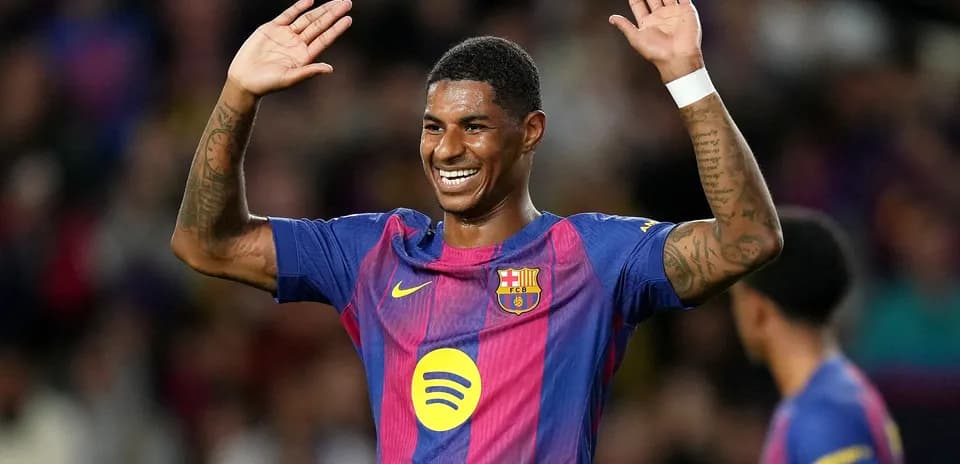 Jugador del Barcelona saludando al público en el estadio