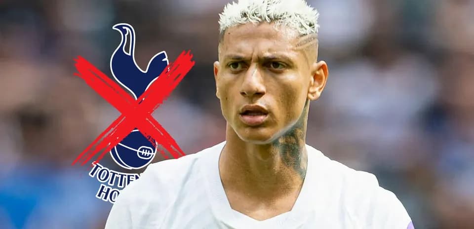 Jugador con camiseta blanca y cabello rubio en campo