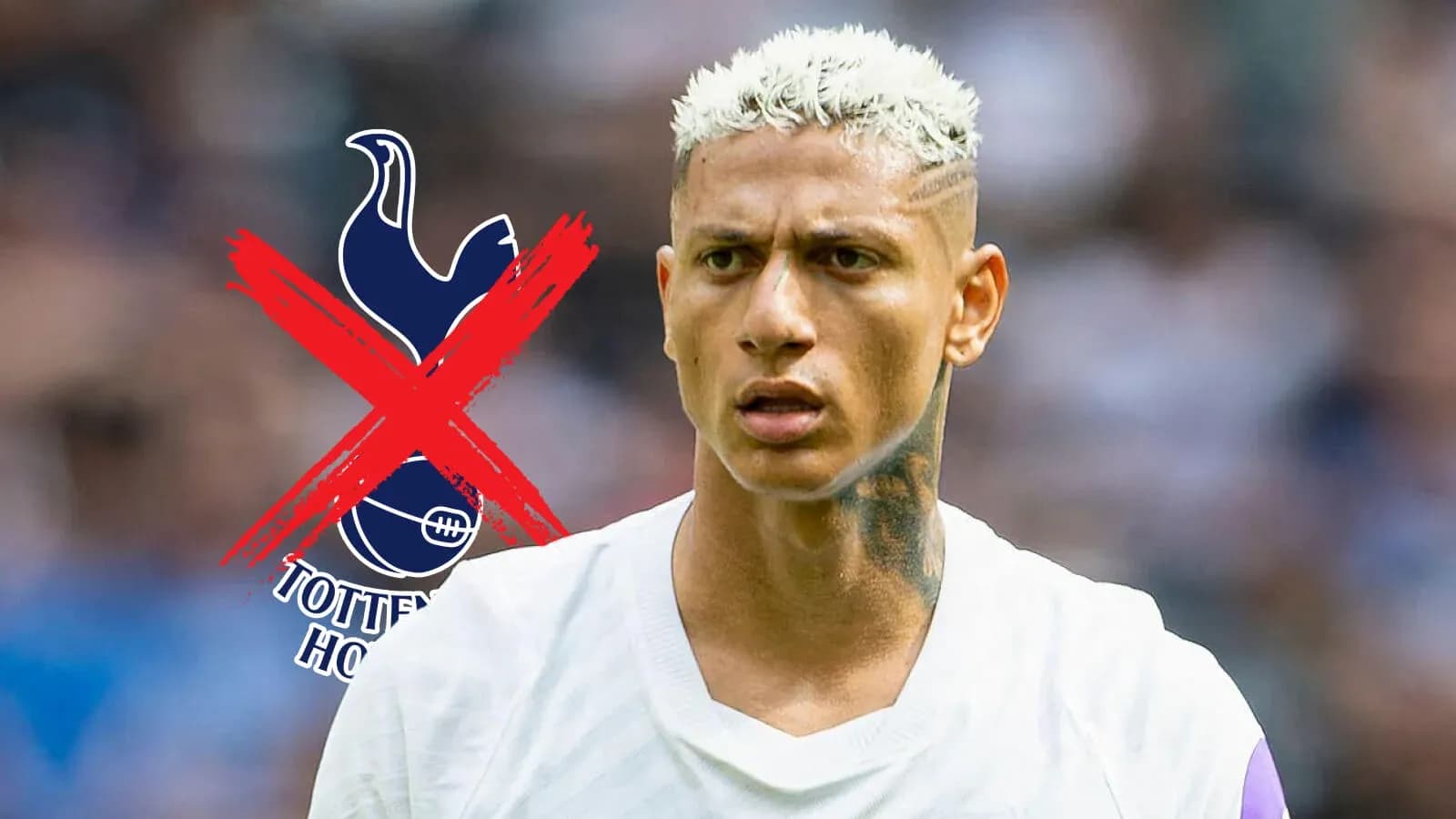Jugador con camiseta blanca y cabello rubio en campo