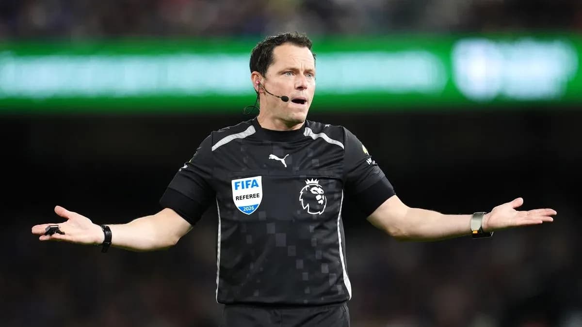 Árbitro gesticulando durante un partido de fútbol