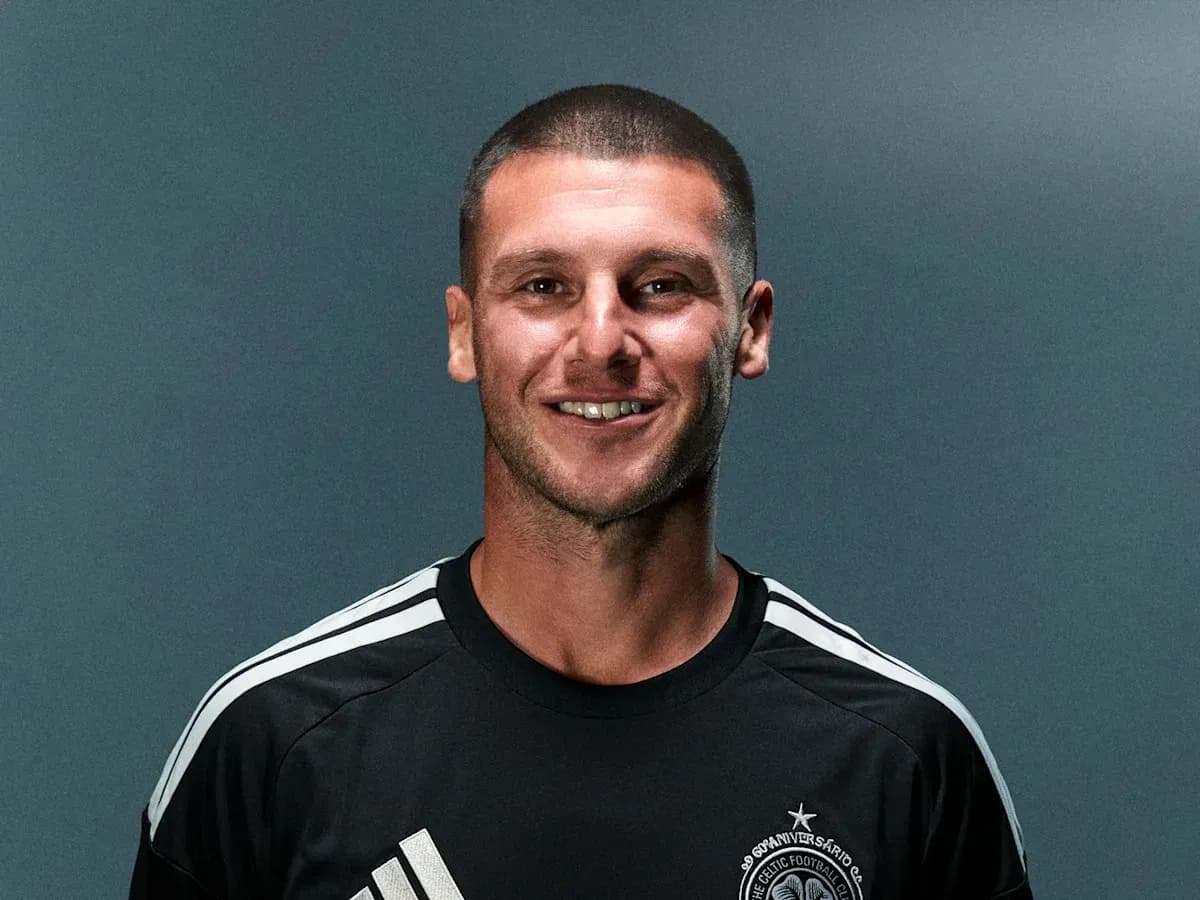 Jugador sonriendo en uniforme de fútbol negro