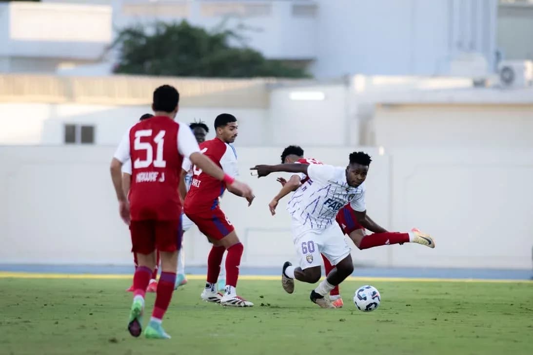 Jugador del Al Ain U23 driblando a oponentes