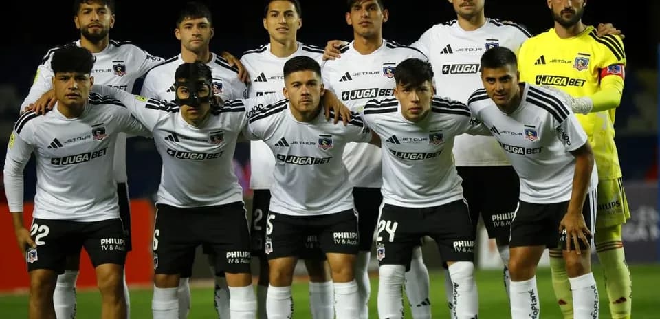 Equipo de Colo Colo en formación